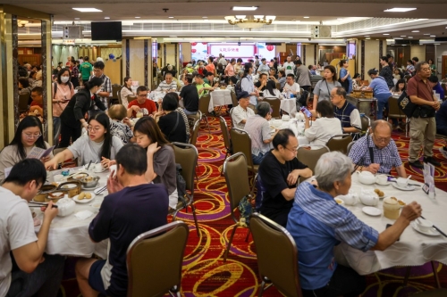 旺角一间酒楼,午市时段人流畅旺。 何家豪摄 旺角一间酒楼,午市时段人流畅旺。 何家豪摄