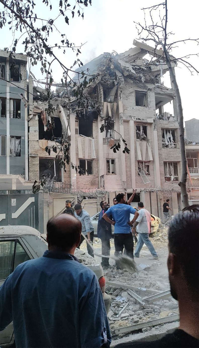 德黑兰楼房在以色列空袭中损毁。 法新社.jpg 德黑兰楼房在以色列空袭中损毁。 法新社.jpg