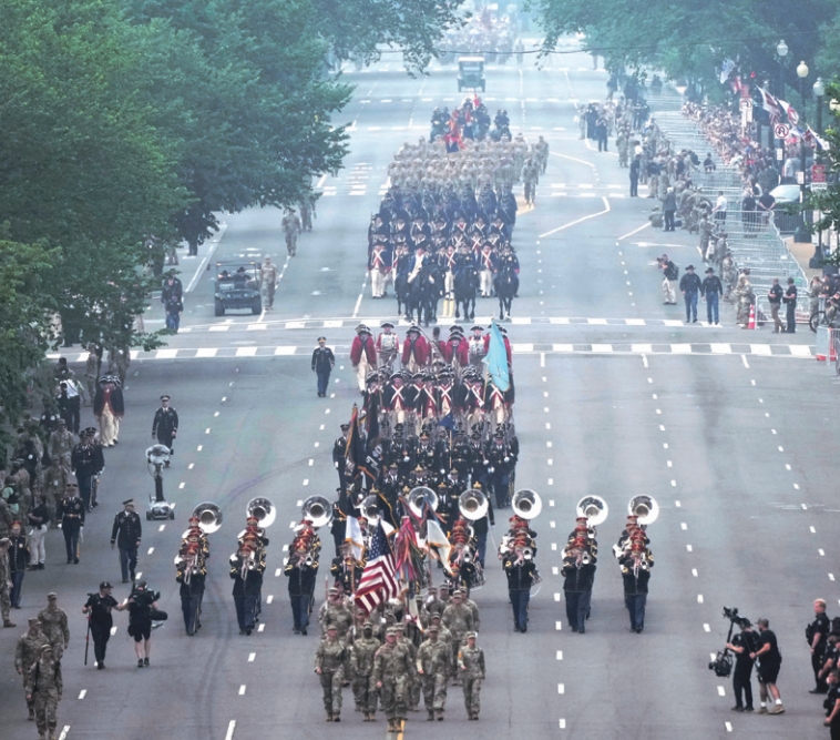 民众在宪法大道一带聚集观看。美联社 民众在宪法大道一带聚集观看。美联社