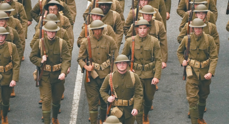 士兵展示陆军不同发展时期的风采。美联社 士兵展示陆军不同发展时期的风采。美联社