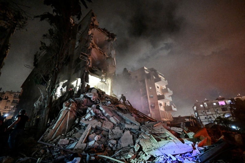 以色列中部遭伊朗导弹袭击的居民大楼。 路透社 以色列中部遭伊朗导弹袭击的居民大楼。 路透社