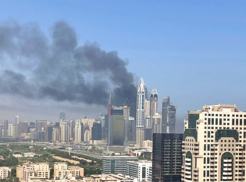 迪拜高级住宅区有67层的老虎塔13日晚间突然陷入火海,橘红色火舌从地面一路延伸至高楼层,所幸当局及时撤离整栋逾3800名住户。 画面为6月14日白天,老虎塔仍持续飘出浓烟。 路透社 迪拜高级住宅区有67层的老虎塔13日晚间突然陷入火海,橘红色火舌从地面一路延伸至高楼层,所幸当局及时撤离整栋逾3800名住户。 画面为6月14日白天,老虎塔仍持续飘出浓烟。 路透社