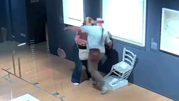 压坏椅子 压坏椅子