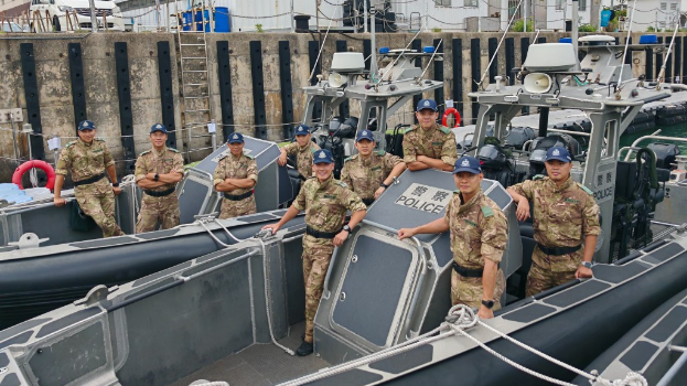 去年6月小艇队接报有进行独木舟活动的市民堕海,警长刘达贤、郑浩文与警员陈艺扬及其他6名队友火速赶往现场,展开一场与时间和风浪竞赛的拯救行动。 去年6月小艇队接报有进行独木舟活动的市民堕海,警长刘达贤、郑浩文与警员陈艺扬及其他6名队友火速赶往现场,展开一场与时间和风浪竞赛的拯救行动。