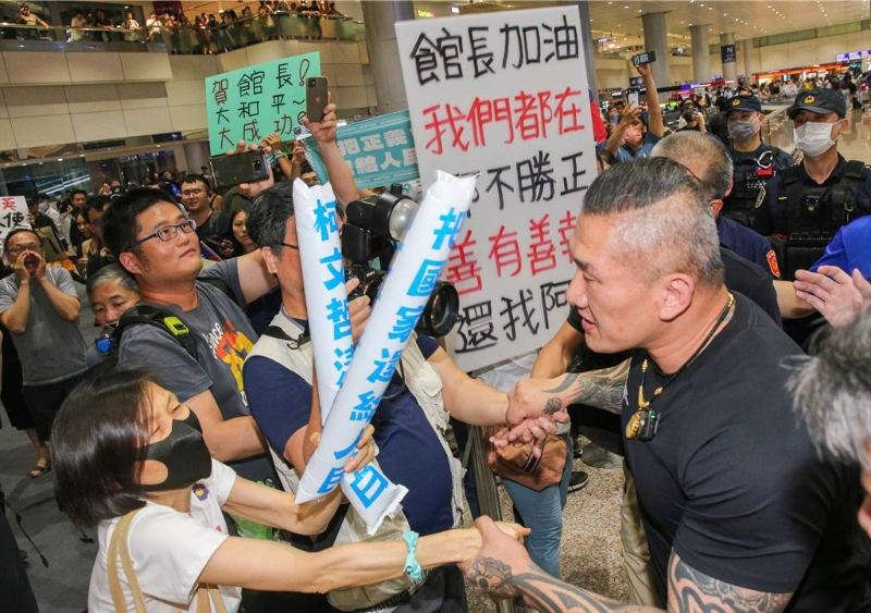 网红“馆长”陈之汉结束6天5夜上海行,于15日晚间返抵台湾,大批馆粉在桃机接机大厅欢迎,陈之汉也上前与支持粉丝致意。中时新闻网资料照 网红“馆长”陈之汉结束6天5夜上海行,于15日晚间返抵台湾,大批馆粉在桃机接机大厅欢迎,陈之汉也上前与支持粉丝致意。中时新闻网资料照