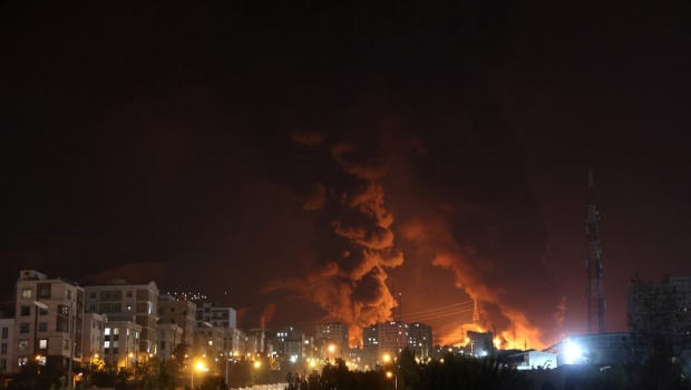 伊朗德黑兰一处石油库遭以色列袭击,窜出浓烟。 伊朗德黑兰一处石油库遭以色列袭击,窜出浓烟。