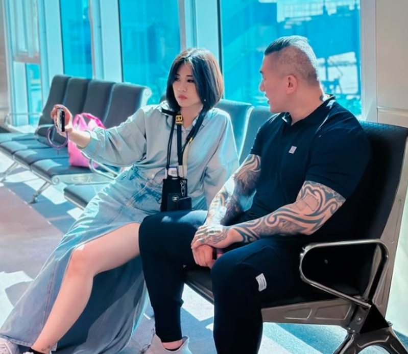 何橞瑢(左)全程跟拍馆长陈之汉(右)的首访大陆之旅,连带让她自己也变得人气爆棚。 何橞瑢(左)全程跟拍馆长陈之汉(右)的首访大陆之旅,连带让她自己也变得人气爆棚。