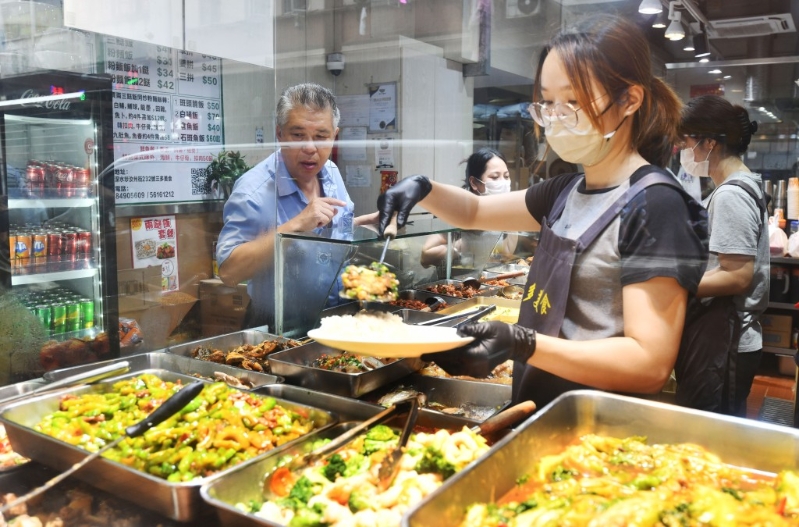 两餸饭深受香港市民欢迎。 卢江球摄.jpg 两餸饭深受香港市民欢迎。 卢江球摄.jpg