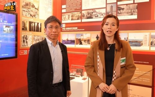 国家安全展览厅负责人张建光,向《星岛申诉王》主持Rachel介绍珍贵展品。 国家安全展览厅负责人张建光,向《星岛申诉王》主持Rachel介绍珍贵展品。