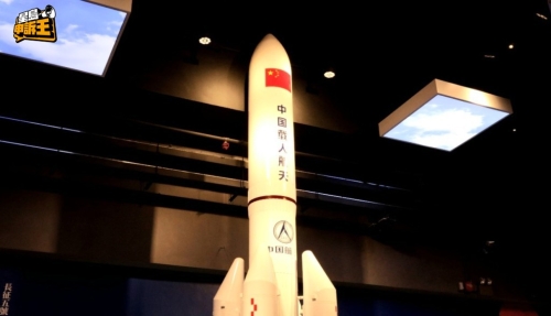 长征5号B运载火箭模型,比例是1:9,高度是6米。 长征5号B运载火箭模型,比例是1:9,高度是6米。