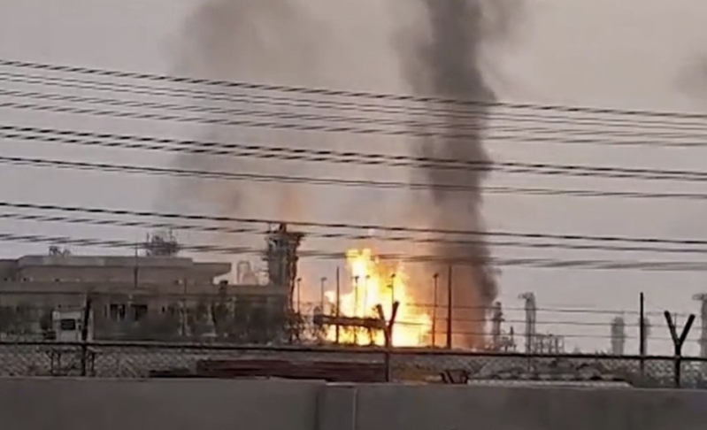 全球最大的南帕尔斯天然气田设施被击中起火。 全球最大的南帕尔斯天然气田设施被击中起火。