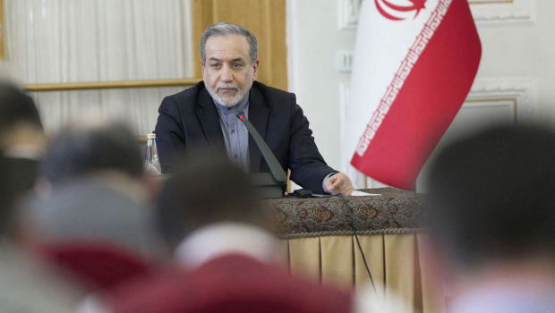 伊朗外交部长阿拉格齐周日在德黑兰会晤各国大使,指控美国参与以色列的攻击行动 伊朗外交部长阿拉格齐周日在德黑兰会晤各国大使,指控美国参与以色列的攻击行动