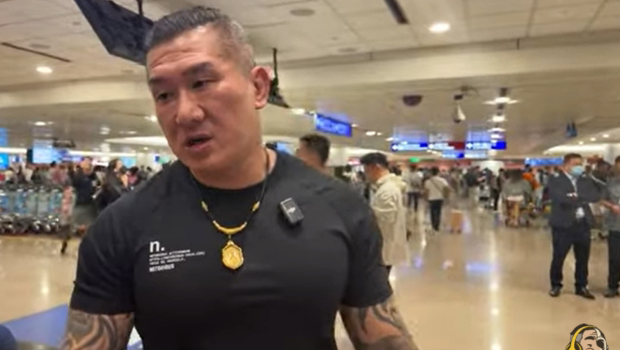 “馆长”15日结束6天上海行,在浦东机场吐心声。 “馆长”15日结束6天上海行,在浦东机场吐心声。