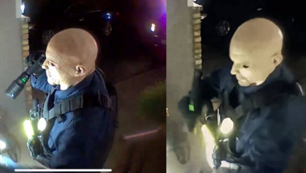 博尔特戴橡胶面具,穿上疑似警服,准备行凶的闭路电视画面。 博尔特戴橡胶面具,穿上疑似警服,准备行凶的闭路电视画面。