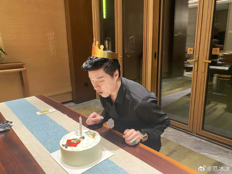 范冰冰父亲节晒与爸妈合照。(图/微博 范冰冰) 范冰冰父亲节晒与爸妈合照。(图/微博 范冰冰)