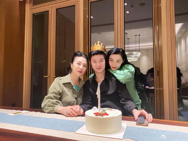 范冰冰父亲节晒与爸妈合照。(图/微博 范冰冰) 范冰冰父亲节晒与爸妈合照。(图/微博 范冰冰)