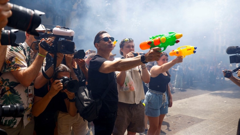 有示威者用射枪向商店与饭店橱窗射水。 有示威者用射枪向商店与饭店橱窗射水。