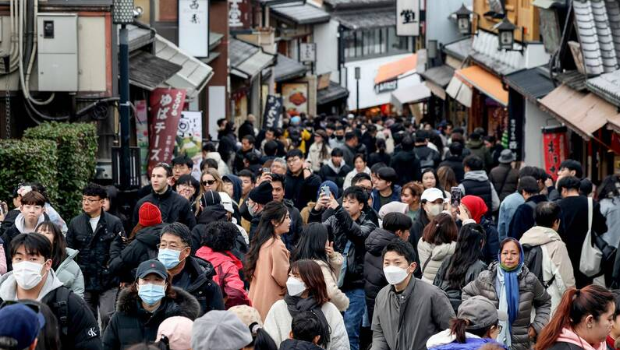 京都去年游客达8425万创新高,到处挤满人。 京都去年游客达8425万创新高,到处挤满人。