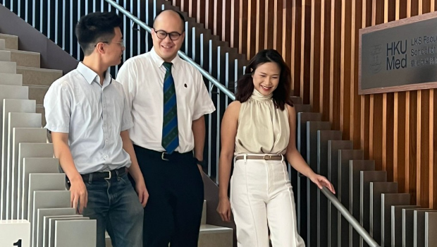 王琦森(中)将电脑游戏融入医学人文课程,让医科生切身感受晚期病人家属所面对的“预期性哀伤”。旁为林家齐(左)及Sharon(右)。 王琦森(中)将电脑游戏融入医学人文课程,让医科生切身感受晚期病人家属所面对的“预期性哀伤”。旁为林家齐(左)及Sharon(右)。