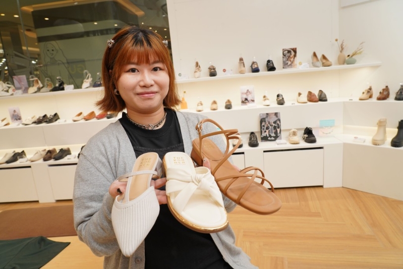 本地鞋履品牌The Korner 零售经理Mario Cheng指, 凉鞋要完全包覆的脚掌,但不应该太紧,避免长时间穿着后出现磨脚或水泡的情况。 本地鞋履品牌The Korner 零售经理Mario Cheng指, 凉鞋要完全包覆的脚掌,但不应该太紧,避免长时间穿着后出现磨脚或水泡的情况。