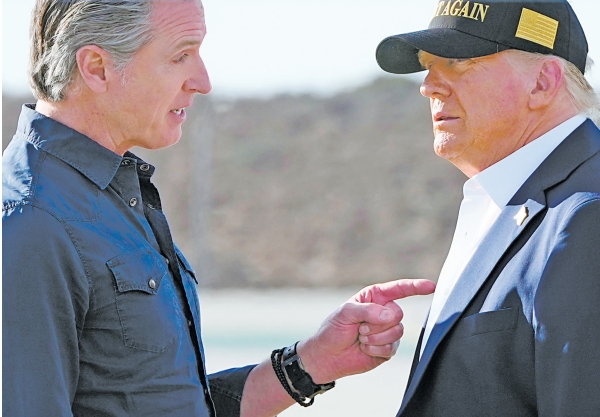 特朗普(右) 特朗普(右)