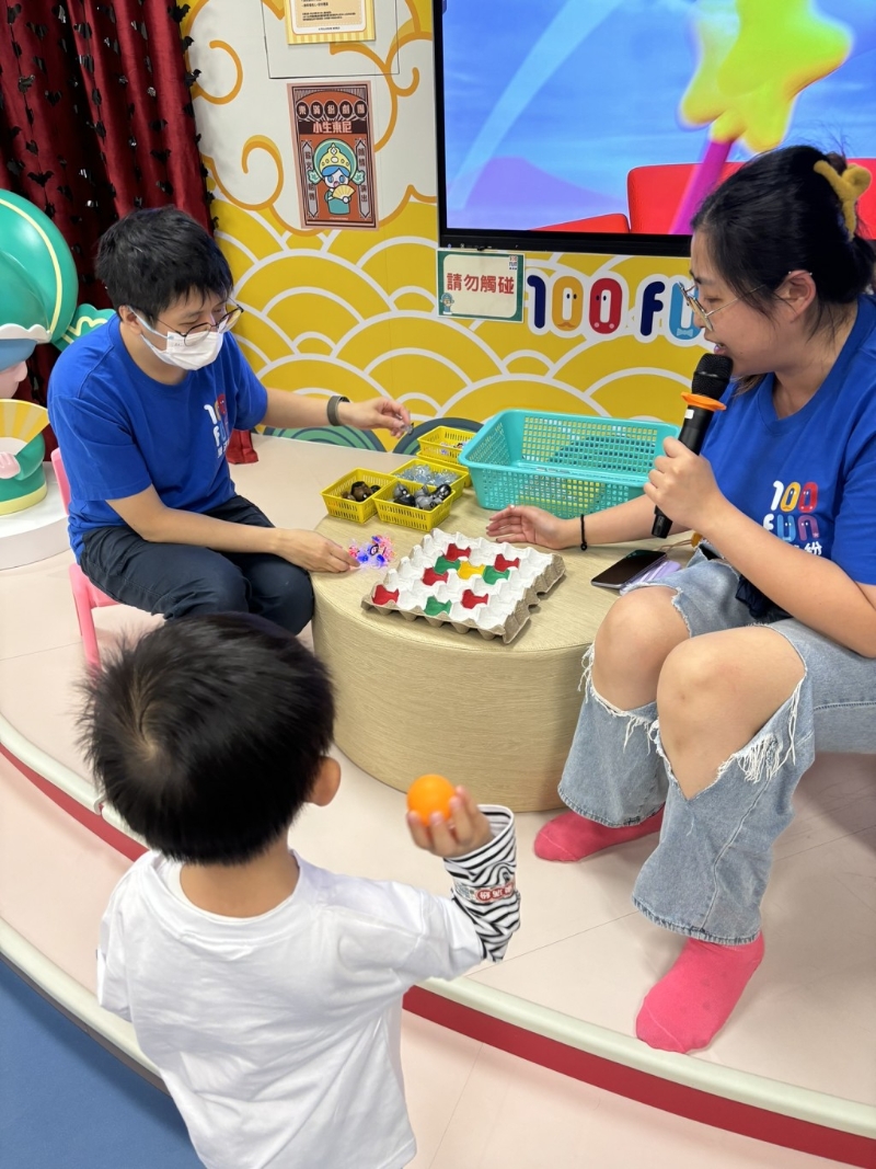 场内不定时举行快闪小游戏,小朋友可即场排队参加赢小礼物。周末或节日更会举行惊喜大抽奖,小朋友玩足数小时也不 会闷。 场内不定时举行快闪小游戏,小朋友可即场排队参加赢小礼物。周末或节日更会举行惊喜大抽奖,小朋友玩足数小时也不 会闷。