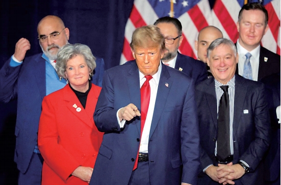 特朗普(中) 特朗普(中)