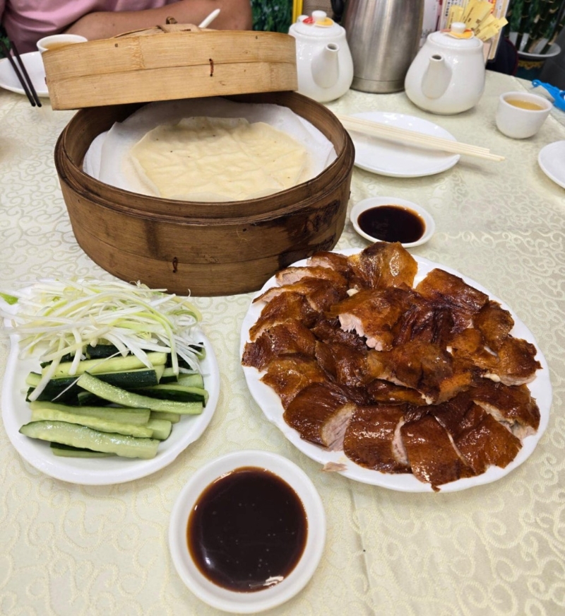 要数富东阁的招牌,必然是$168一份的片皮鸭,近年甚至做到跨区团购外卖,广受欢迎 要数富东阁的招牌,必然是$168一份的片皮鸭,近年甚至做到跨区团购外卖,广受欢迎