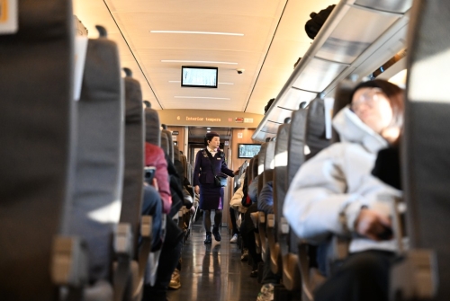 网民反映,乘坐高铁时常感昏昏欲睡,质疑是否车厢缺氧。 新华社 网民反映,乘坐高铁时常感昏昏欲睡,质疑是否车厢缺氧。 新华社