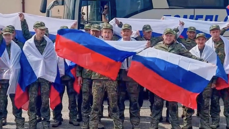 2025年6月14日,获释俄兵抵达白俄秘密地点后开心挥舞国旗。 美联社.jpeg 2025年6月14日,获释俄兵抵达白俄秘密地点后开心挥舞国旗。 美联社.jpeg