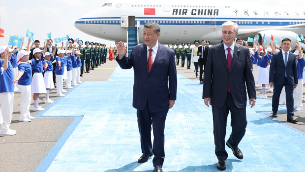 习近平抵哈出席中亚峰会 习近平抵哈出席中亚峰会