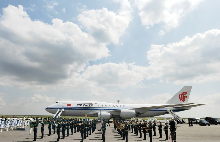 国家主席习近平乘专机抵达阿斯塔纳。 新华社 国家主席习近平乘专机抵达阿斯塔纳。 新华社