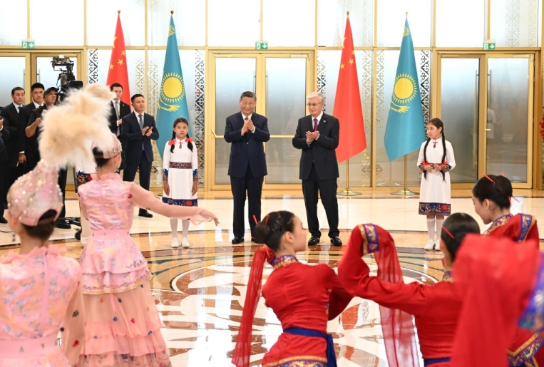 国家主席习近平应哈萨克斯坦总统托卡耶夫邀请,出席第二届中国-中亚峰会。 新华社1 国家主席习近平应哈萨克斯坦总统托卡耶夫邀请,出席第二届中国-中亚峰会。 新华社1