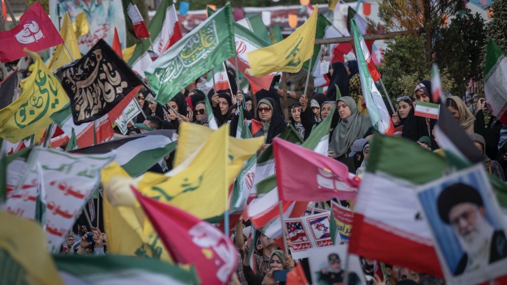 德黑兰民众游行谴责以色列攻击伊朗。 德黑兰民众游行谴责以色列攻击伊朗。