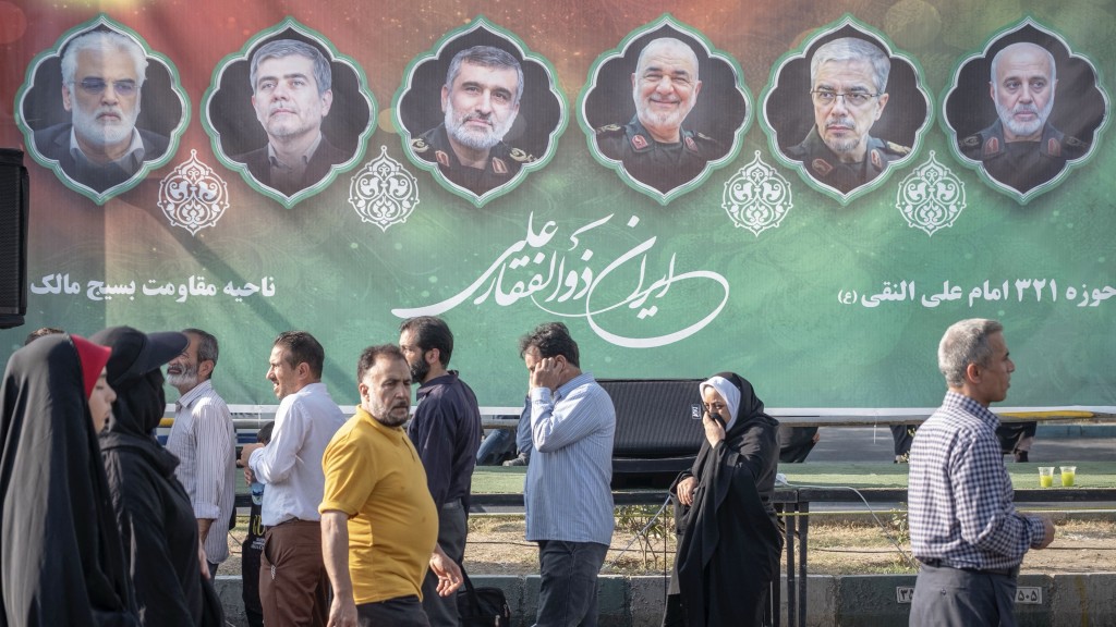 伊朗民众悼念遇刺的伊斯兰革命卫队(IRGC)主要将领。 伊朗民众悼念遇刺的伊斯兰革命卫队(IRGC)主要将领。