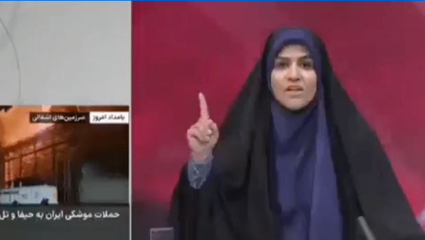 网上流传的画面显示,电视台遭导弹击中前,女主播伊玛米在镜头前激动地报道战火新闻。 网上流传的画面显示,电视台遭导弹击中前,女主播伊玛米在镜头前激动地报道战火新闻。