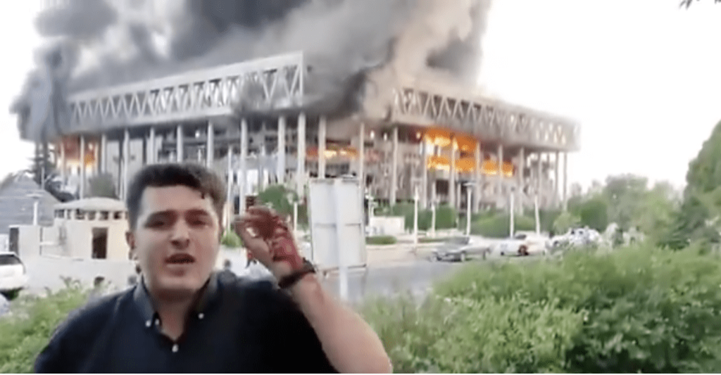 从一段网上画面可见,电视台总部大楼至少两面外墙中弹起火,其中一面陷入火海。 从一段网上画面可见,电视台总部大楼至少两面外墙中弹起火,其中一面陷入火海。