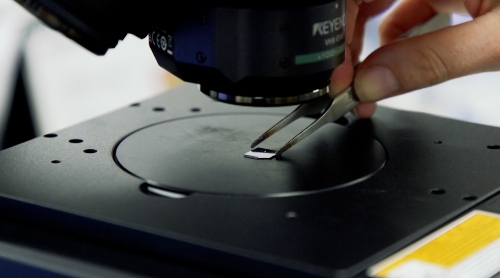 “全球最细小提琴”要放在显微镜下才能看清细节。 Loughborough University “全球最细小提琴”要放在显微镜下才能看清细节。 Loughborough University