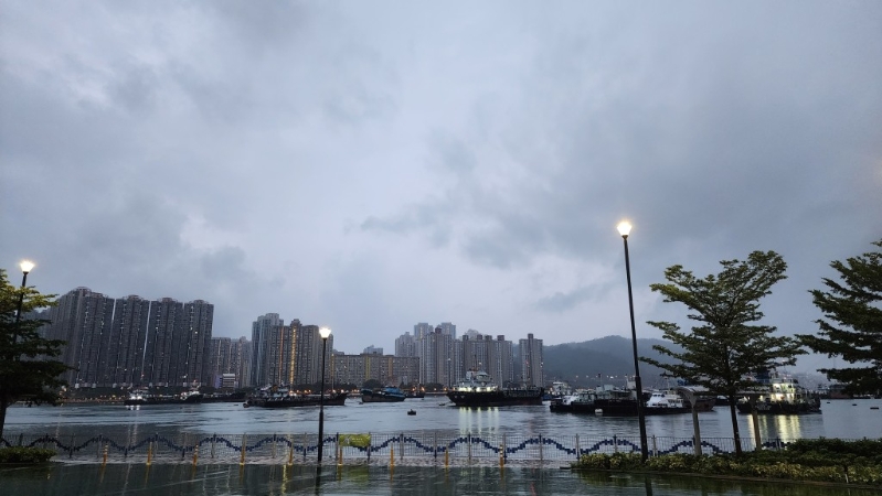有骤雨及狂风雷暴。 有骤雨及狂风雷暴。