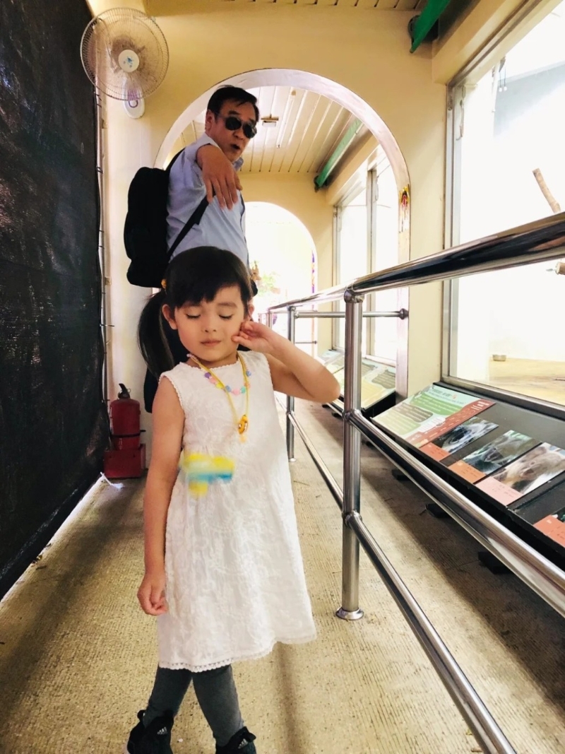 尔冬陞女友于父亲节,贴出多张尔冬陞和女儿互动的照片,十分温馨。 尔冬陞女友于父亲节,贴出多张尔冬陞和女儿互动的照片,十分温馨。