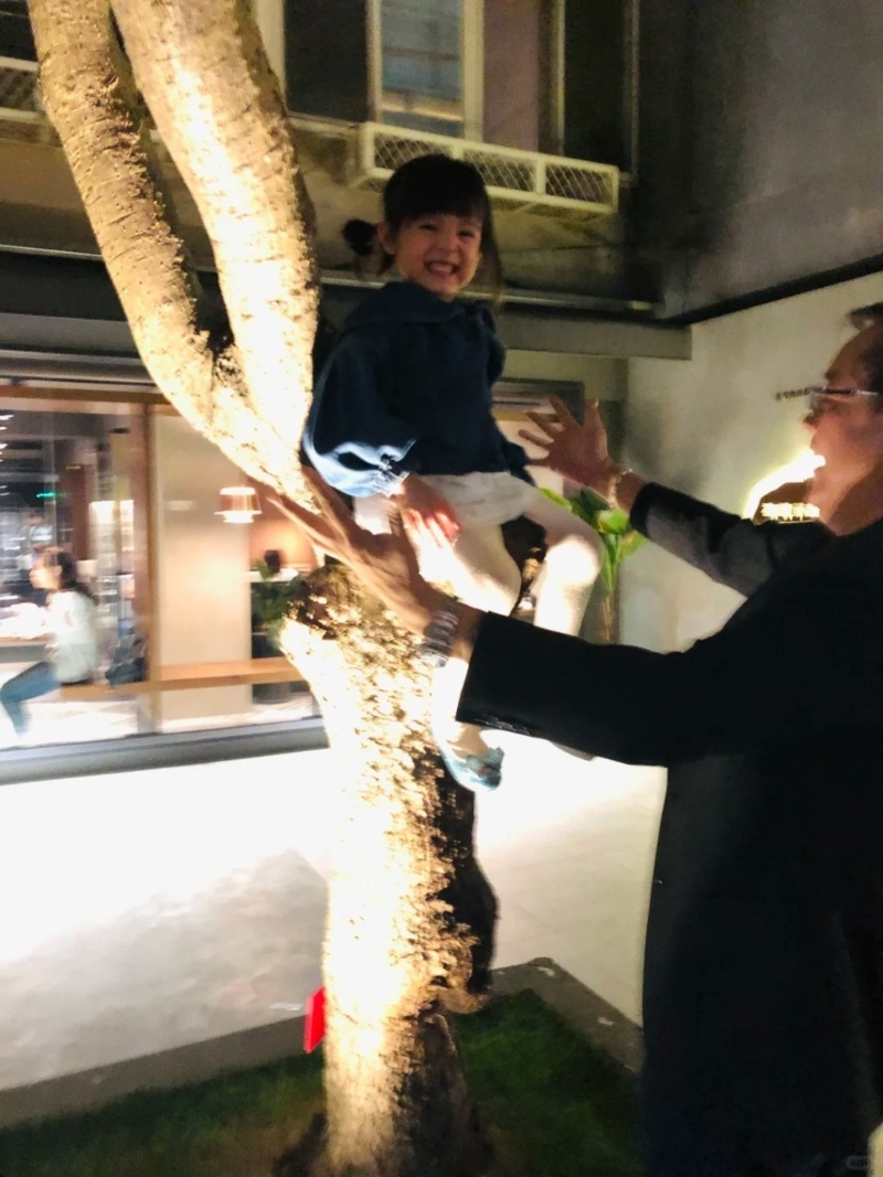 尔冬升对女儿好紧张。 尔冬升对女儿好紧张。