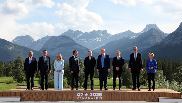 七国集团(G7)峰会参会领导人当地时间6月16日拍摄合影。图自外媒 七国集团(G7)峰会参会领导人当地时间6月16日拍摄合影。图自外媒