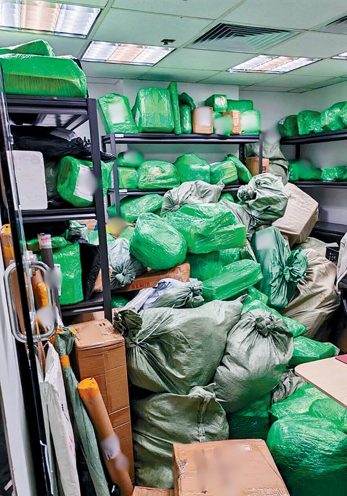 内地网购平台推出「包邮」优惠后,本港多个自提点「逼爆」。 内地网购平台推出「包邮」优惠后,本港多个自提点「逼爆」。