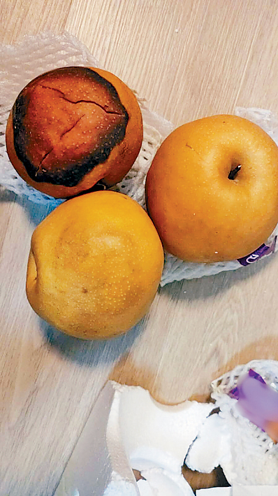 有市民展示网购成果,有水果已腐烂。 有市民展示网购成果,有水果已腐烂。