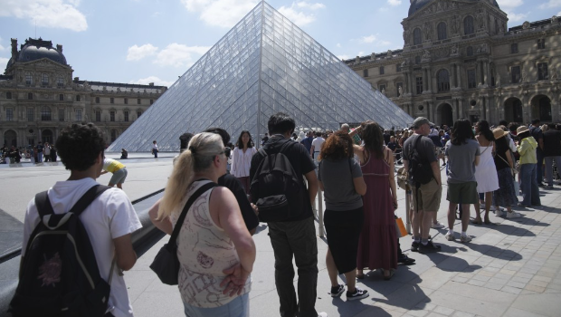 法国罗浮宫周一早上未按时开放,游客大排长龙,在馆外等候。 法国罗浮宫周一早上未按时开放,游客大排长龙,在馆外等候。