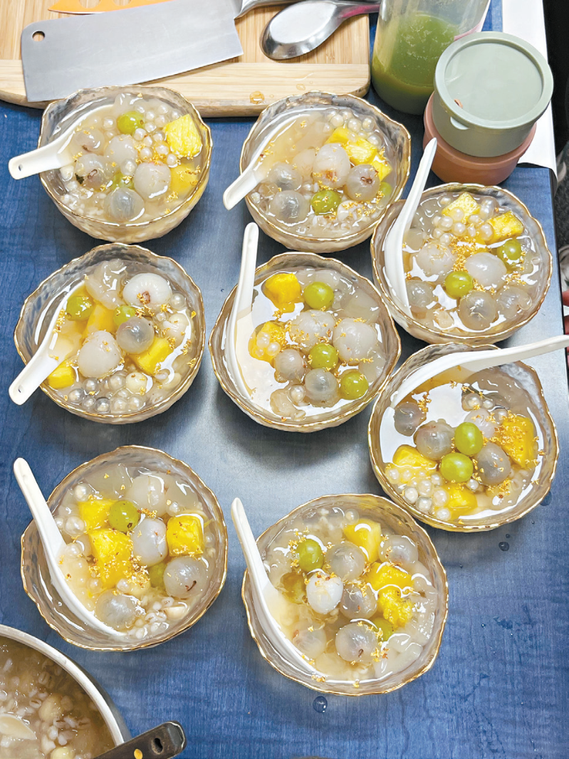 来自华美本草传承教育基地“Magic Hand”队古又 文、万鑫浩制作的“水晶香露·晶帘藏珠”荣获殿军。 来自华美本草传承教育基地“Magic Hand”队古又 文、万鑫浩制作的“水晶香露·晶帘藏珠”荣获殿军。