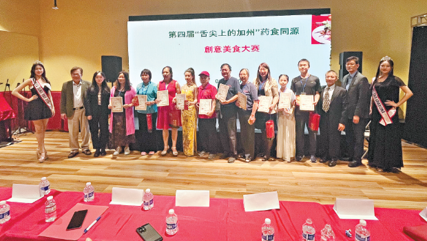 获奖单位与主办单位在颁奖后合影。 获奖单位与主办单位在颁奖后合影。