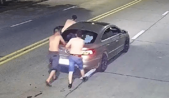 湖北三汉酒后路边推行汽车数百米回家 湖北三汉酒后路边推行汽车数百米回家