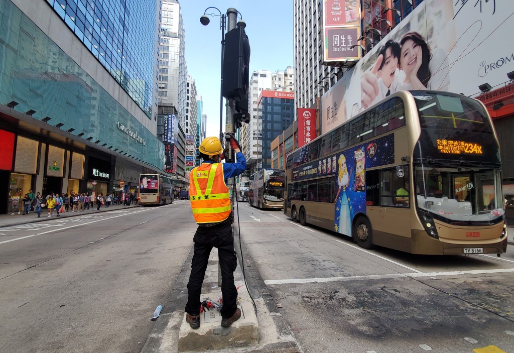 工程人员须四出修理交通灯。 工程人员须四出修理交通灯。