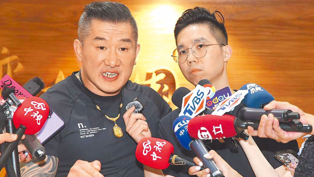 “馆长”(左)一回台就受到绿营铺天盖地抹黑。右为15日接机的历史哥。 “馆长”(左)一回台就受到绿营铺天盖地抹黑。右为15日接机的历史哥。